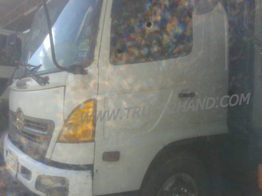 รถบรรทุก 6 ล้อ HINO สมอทอง