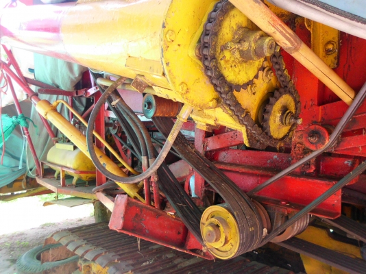 ขายรถเกี่ยวเกษตรพัฒนา อุ้ม 2ตัน ตัวเดิน 10 เครื่อง Hino 195 เทอร์โบ หน้าเกี่ยว 2.8 ปั้มไดกิ้นคู่22 สนใจติดต่อ 0808255385,0810707634 ฉลาดศิลป์