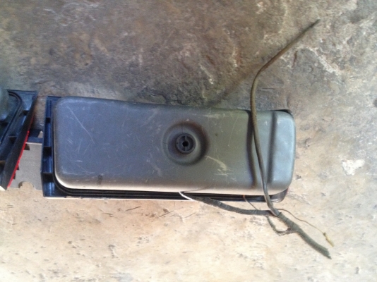 ขายไฟท้าย BMW E30 พร้อมแผ่นกลาง