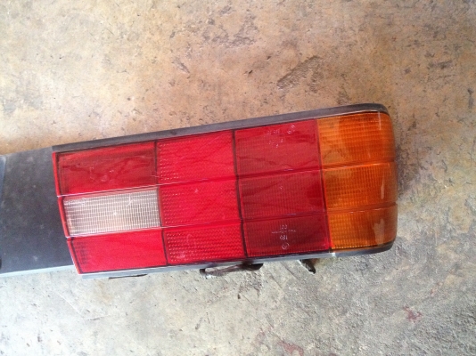 ขายไฟท้าย BMW E30 พร้อมแผ่นกลาง