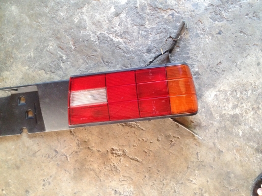 ขายไฟท้าย BMW E30 พร้อมแผ่นกลาง