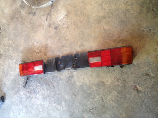 ขายไฟท้าย BMW E30 พร้อมแผ่นกลาง