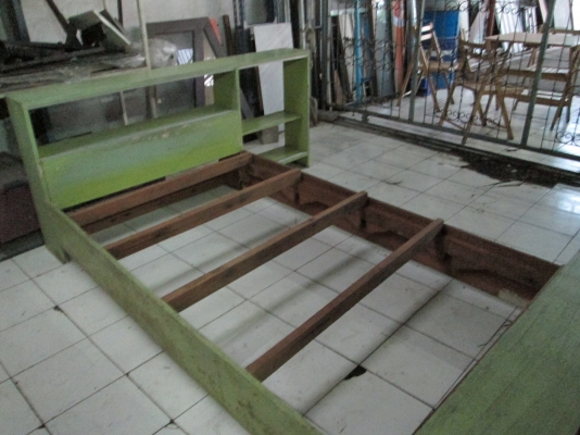 โครงเตียง  ไม้เต็มหนาแข็งแรง   หนักมาก   ผมขายถูกครับ