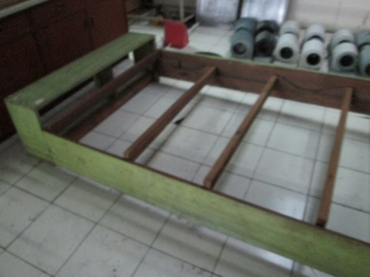 โครงเตียง  ไม้เต็มหนาแข็งแรง   หนักมาก   ผมขายถูกครับ