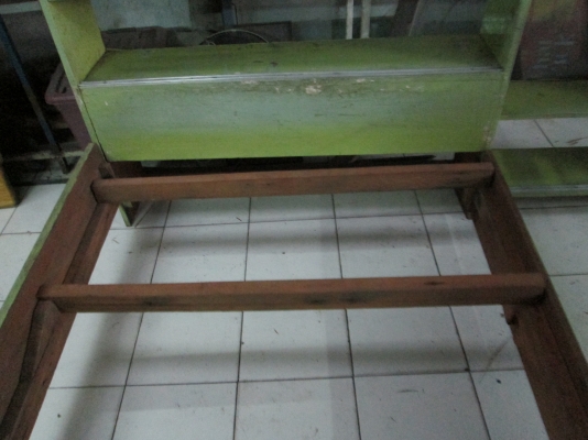 โครงเตียง  ไม้เต็มหนาแข็งแรง   หนักมาก   ผมขายถูกครับ