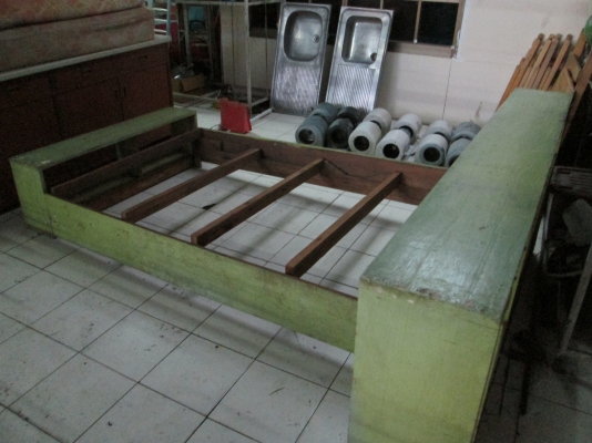 โครงเตียง  ไม้เต็มหนาแข็งแรง   หนักมาก   ผมขายถูกครับ
