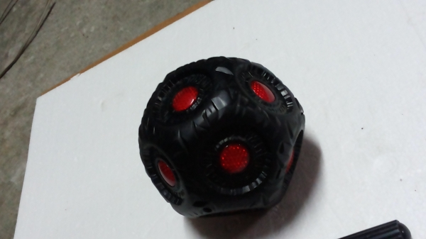 ลูกบอลเหลี่ยม 14 เหลี่ยม แบบต้องไล่กดแสงไฟให้ดับจากที่ขึ้นมาให้ทัน