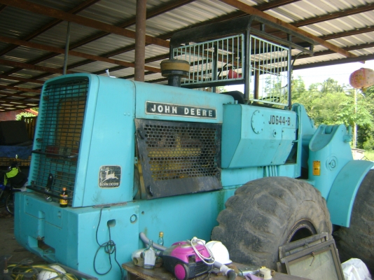 JOHN DEERE  JD 644B  รถขับเคลื่อนได้  ราคา  400,000  บาท
