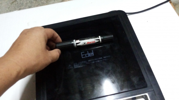 เตาแม่เหล็กไฟฟ้า Ebel เหนี่ยวนำของสนามแม่เหล็กระหว่างเตาแม่เหล็กไฟฟ้าและภาชนะที่เหนี่ยวนำไฟฟ้าเช่นเหล็ก หรือสเตนเลสบางชนิด