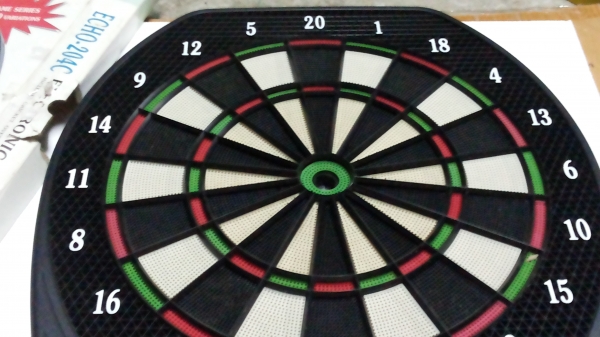 กระดานปาเป้าอิเลคทรอนิกส์ มีตัวเลขบอกคะแนนที่ได้ และเสียงใข้พลังงานจากถ่านหรือเสียบหม้อแปลงได้