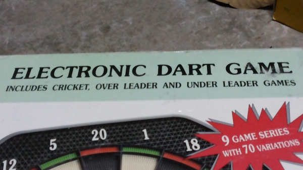 กระดานปาเป้าอิเลคทรอนิกส์ มีตัวเลขบอกคะแนนที่ได้ และเสียงใข้พลังงานจากถ่านหรือเสียบหม้อแปลงได้