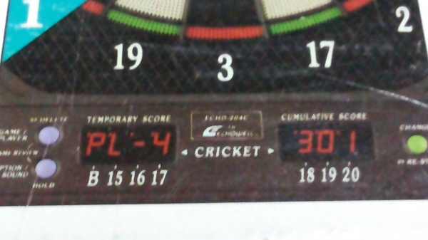 กระดานปาเป้าอิเลคทรอนิกส์ มีตัวเลขบอกคะแนนที่ได้ และเสียงใข้พลังงานจากถ่านหรือเสียบหม้อแปลงได้