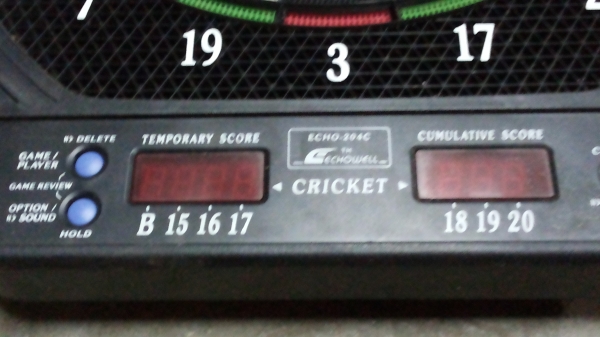 กระดานปาเป้าอิเลคทรอนิกส์ มีตัวเลขบอกคะแนนที่ได้ และเสียงใข้พลังงานจากถ่านหรือเสียบหม้อแปลงได้