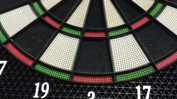 กระดานปาเป้าอิเลคทรอนิกส์ มีตัวเลขบอกคะแนนที่ได้ และเสียงใข้พลังงานจากถ่านหรือเสียบหม้อแปลงได้