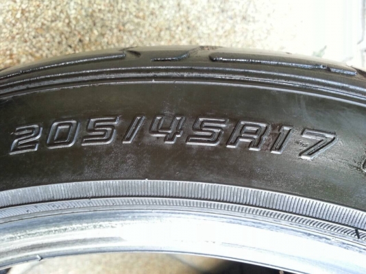 ยาง Dunlop 205 45 17 กลางปี13 ดอกดี ราคาไมาแพง