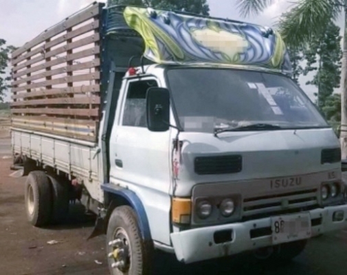 ISUZU KS 175 HP 6BG1 รถบรรทุกหกล้อ กระบะเหล็กคอกไม้ความยาว 4.30 เมตรพร้อมบรรทุกหนักได้เลยครับ เครื่องยนต์ 175 แรงวางใหม่มีเอกสารใบคุมเครื่องพร้อมแจ้งลงเล่มได้เลย เครื่องแน่นแรงดีมากครับ ภายในเก๋งคอนโซลครบพร้อม พวงมาลัยเพาเวอร์ ช่วงล่างคัชซีไม่บวม ติด F หน