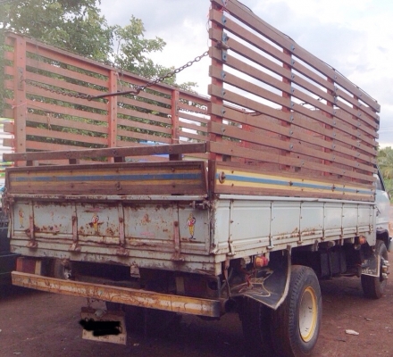 ISUZU KS 175 HP 6BG1 รถบรรทุกหกล้อ กระบะเหล็กคอกไม้ความยาว 4.30 เมตรพร้อมบรรทุกหนักได้เลยครับ เครื่องยนต์ 175 แรงวางใหม่มีเอกสารใบคุมเครื่องพร้อมแจ้งลงเล่มได้เลย เครื่องแน่นแรงดีมากครับ ภายในเก๋งคอนโซลครบพร้อม พวงมาลัยเพาเวอร์ ช่วงล่างคัชซีไม่บวม ติด F หน