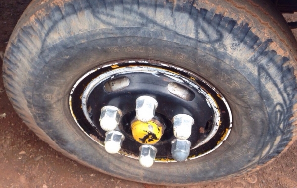 ISUZU KS 175 HP 6BG1 รถบรรทุกหกล้อ กระบะเหล็กคอกไม้ความยาว 4.30 เมตรพร้อมบรรทุกหนักได้เลยครับ เครื่องยนต์ 175 แรงวางใหม่มีเอกสารใบคุมเครื่องพร้อมแจ้งลงเล่มได้เลย เครื่องแน่นแรงดีมากครับ ภายในเก๋งคอนโซลครบพร้อม พวงมาลัยเพาเวอร์ ช่วงล่างคัชซีไม่บวม ติด F หน