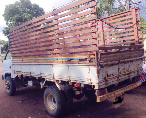 ISUZU KS 175 HP 6BG1 รถบรรทุกหกล้อ กระบะเหล็กคอกไม้ความยาว 4.30 เมตรพร้อมบรรทุกหนักได้เลยครับ เครื่องยนต์ 175 แรงวางใหม่มีเอกสารใบคุมเครื่องพร้อมแจ้งลงเล่มได้เลย เครื่องแน่นแรงดีมากครับ ภายในเก๋งคอนโซลครบพร้อม พวงมาลัยเพาเวอร์ ช่วงล่างคัชซีไม่บวม ติด F หน