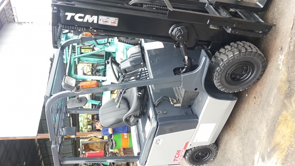 รถไฟฟ้านั่งขับ tcm fb25-7 ขนาด2.5 ตัน ติดต่อ อัศม์เดช 083-0115117