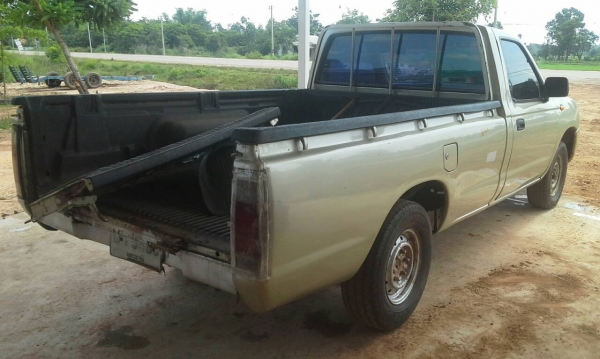 NISSAN FRONTIER 2.7 ปี46 แอร์เย็น คัชีเดิม คานหน้ามีตัวเลขเดิม กันร้อนเดิม