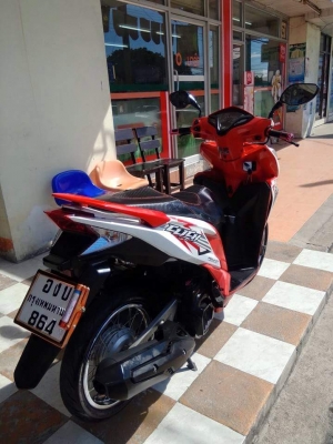 Honda Click 125 i รุ่น tune up สีขาวแดง รถสวย เดิมๆ ขับดีมาก