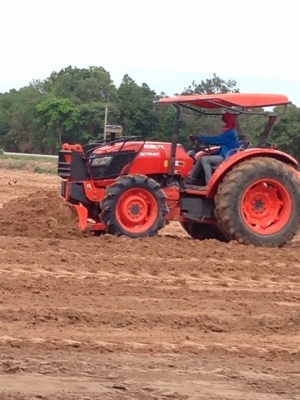 คูโบต้าm7040พร้อมลุยงานตามรูปเลยครับ ประหยัดน้ำมันสุดๆเพียงวันละ700-800บ่อต่อวันเท่านั้น