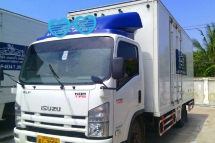 หกล้อ อีซูซุ NQR 175 ปี56 บรรทุกตู้สวยหุ้มมีเนียม สภาพดีสวยเดิมจากห้าง เอกสาร แจ้งทะเบียนโอน มือแรก