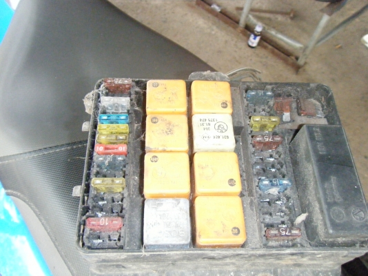 ขายกล่องฟิวล์ BMW E30 1,800บาท