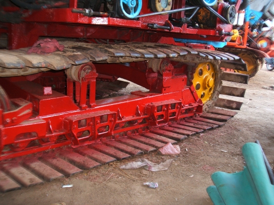 ขายรถเกี่ยวข้าวศักดิ์พัฒนา อุ้ม 2.5 ตัน ตัวเดิน 10 HT ปั้มไดกิ๊นส์ เบอร์ 23 เครื่องยนต์ 6 BG 175 แรงม้า