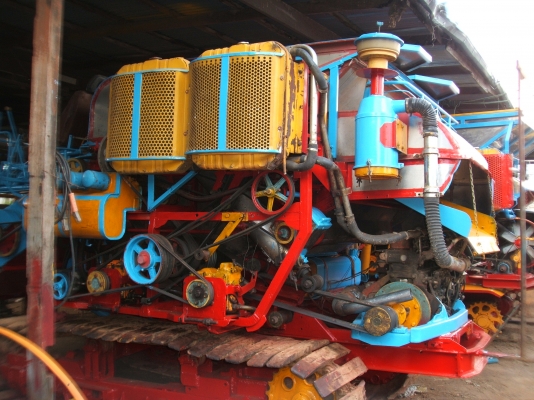 ขายรถเกี่ยวข้าวศักดิ์พัฒนา อุ้ม 2.5 ตัน ตัวเดิน 10 HT ปั้มไดกิ๊นส์ เบอร์ 23 เครื่องยนต์ 6 BG 175 แรงม้า