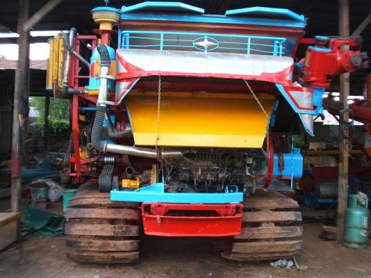 ขายรถเกี่ยวข้าวศักดิ์พัฒนา อุ้ม 2.5 ตัน ตัวเดิน 10 HT ปั้มไดกิ๊นส์ เบอร์ 23 เครื่องยนต์ 6 BG 175 แรงม้า