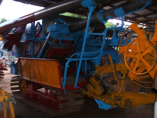 ขายรถเกี่ยวข้าวศักดิ์พัฒนา อุ้ม 2.5 ตัน ตัวเดิน 10 HT ปั้มไดกิ๊นส์ เบอร์ 23 เครื่องยนต์ 6 BG 175 แรงม้า