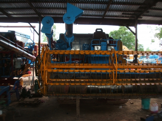 ขายรถเกี่ยวข้าวศักดิ์พัฒนา อุ้ม 2.5 ตัน ตัวเดิน 10 HT ปั้มไดกิ๊นส์ เบอร์ 23 เครื่องยนต์ 6 BG 175 แรงม้า