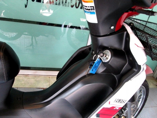 SPARK 115 i  สต๊าทมือ สี ขาวแดง รถเดือน เมษายน ปี 56 ไมล์ 5 พันโล รถที่ประหยัดน้ำมันที่สุด แถม 3 รายการ 25900