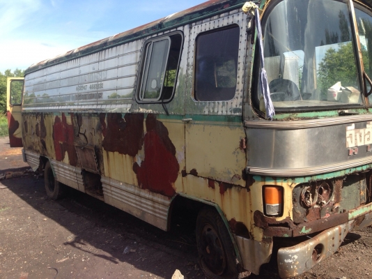 ขายรถบัสไม่มีทะเบียนเครื่องฮีโน่ DM100 แซสซีดีเอาไปทำเทเลอร์บรรทุกรถเกี่ยวหรือแมคโคร ตู้นอนตามไซส์งานหรือตู้ขายของแหร่มเลยครับ ขาย 65000 บาทไทย