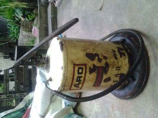 ศูนย์บริการเลิกกิจการต้องการขายเครื่องเติมน้ำมันเกียร์ / ถังอัดจารบีและอุปกรณ์อื่นๆ