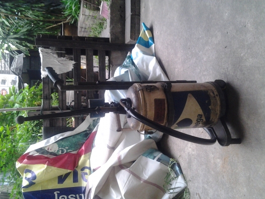 ศูนย์บริการเลิกกิจการต้องการขายเครื่องเติมน้ำมันเกียร์ / ถังอัดจารบีและอุปกรณ์อื่นๆ