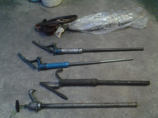 ศูนย์บริการเลิกกิจการต้องการขายเครื่องเติมน้ำมันเกียร์ / ถังอัดจารบีและอุปกรณ์อื่นๆ