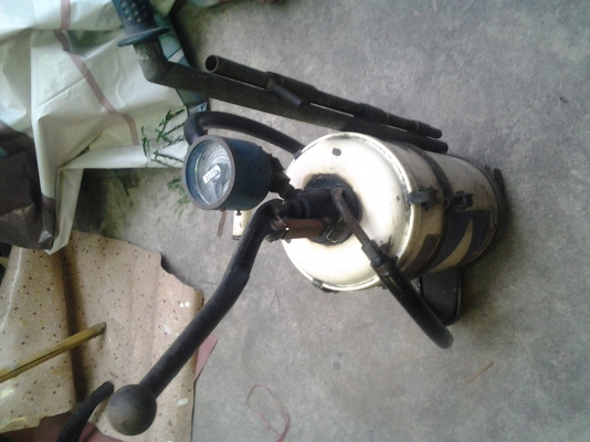 ศูนย์บริการเลิกกิจการต้องการขายเครื่องเติมน้ำมันเกียร์ / ถังอัดจารบีและอุปกรณ์อื่นๆ