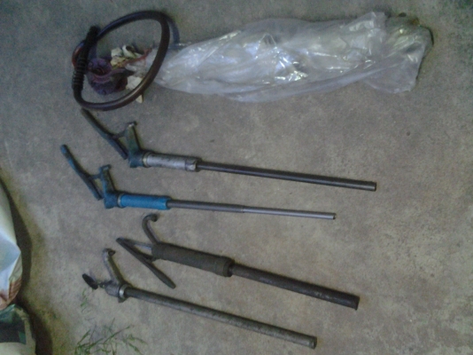 ศูนย์บริการเลิกกิจการต้องการขายเครื่องเติมน้ำมันเกียร์ / ถังอัดจารบีและอุปกรณ์อื่นๆ