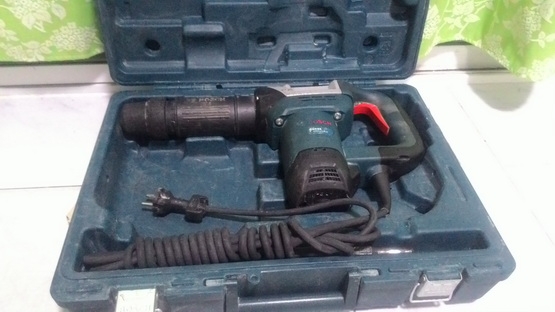 เครื่องสกัดคอนกรีตไฟฟ้า ยี่ห้อ BOSCH รุ่น GSH 5 X  สภาพพร้อมใช้งาน มีกล่องเก็บเรียบร้อยครับ