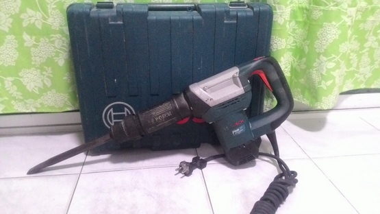 เครื่องสกัดคอนกรีตไฟฟ้า ยี่ห้อ BOSCH รุ่น GSH 5 X  สภาพพร้อมใช้งาน มีกล่องเก็บเรียบร้อยครับ