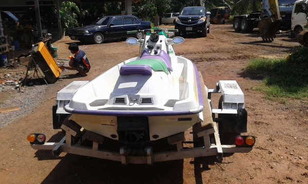 เรือเจ็ดสกีพร้อมหางลาก