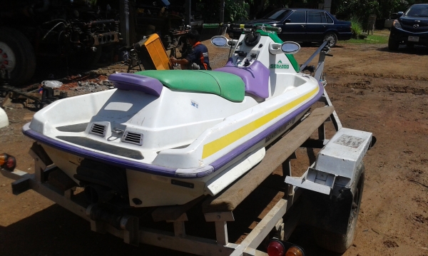 เรือเจ็ดสกีพร้อมหางลาก