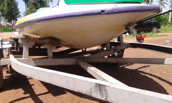 เรือเจ็ดสกีพร้อมหางลาก