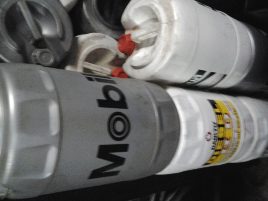 ขายถังน้ำมันขนาด 209 ลิตร ถังน้ำมันเครื่องขนาด18ลิตร 20 ลิตร แกลอนน้ำมันเครื่อง 4-5ลิตรจำนวนมากใส่น้ำมันใหม่