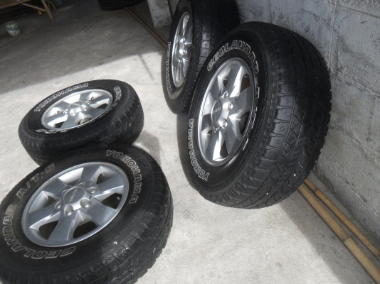 ล้อแม็ก 16นิ้ว 6รู อีซูสุ พร้อมยาง สวยๆ 4 ล้อ ราคา 6500 บาท