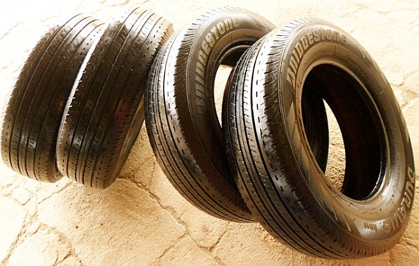 ยางรถกระบะขอบ15 บริดสโตน205-70-R15ลงพื้นปี14 (4เส้น 4,200บ)