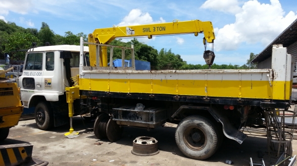 ขายรถบรรทุก6 ล้อติดเครนดั๊มได้ราคา 450,000 บาท